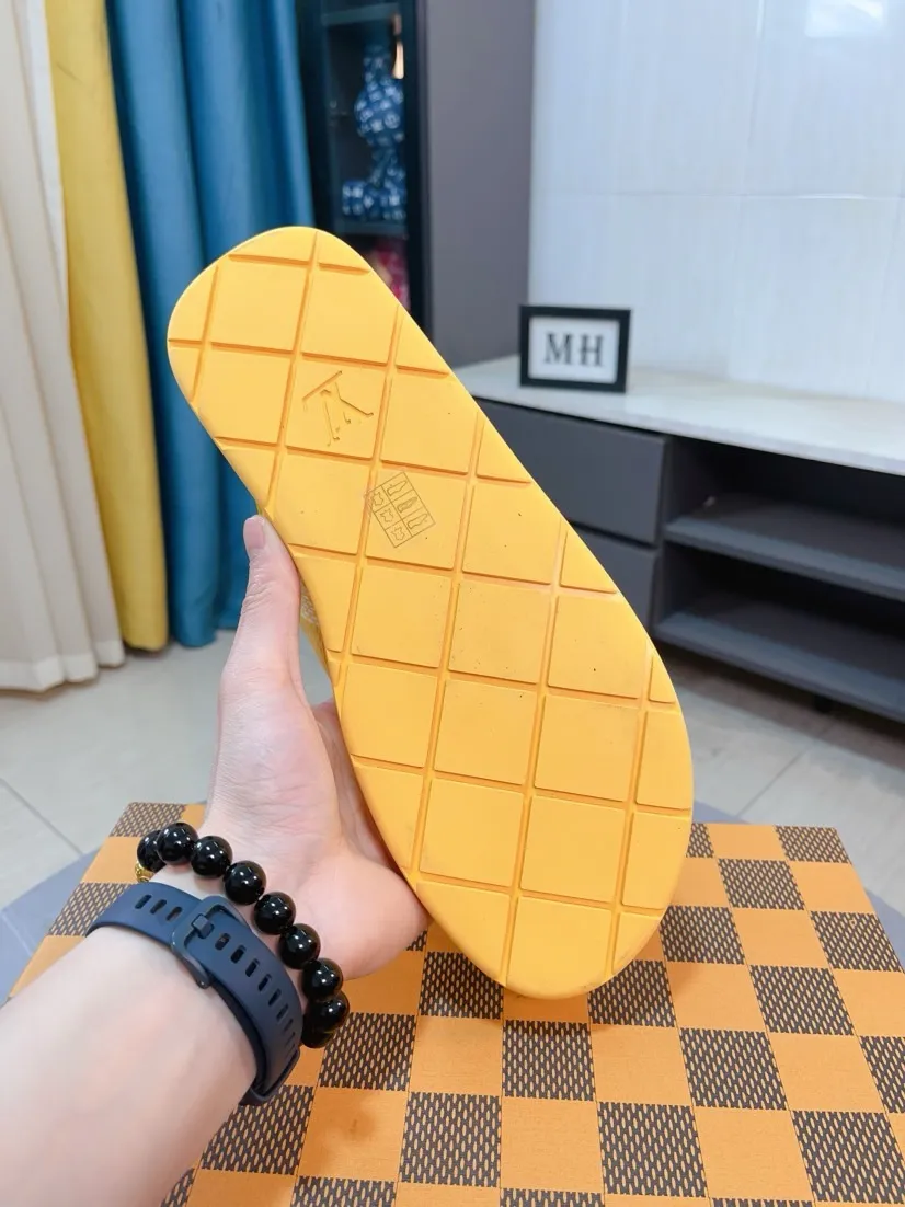 Men's shoes 💰340🌹🌹 (lv-Louis Vuitton) New men's slippers, high-end boutique, exquisite embossed logo decoration on the upper, fine workmanship, super soft soles, casual, loose and comfortable, a must-have in summer! \nsize：38-44